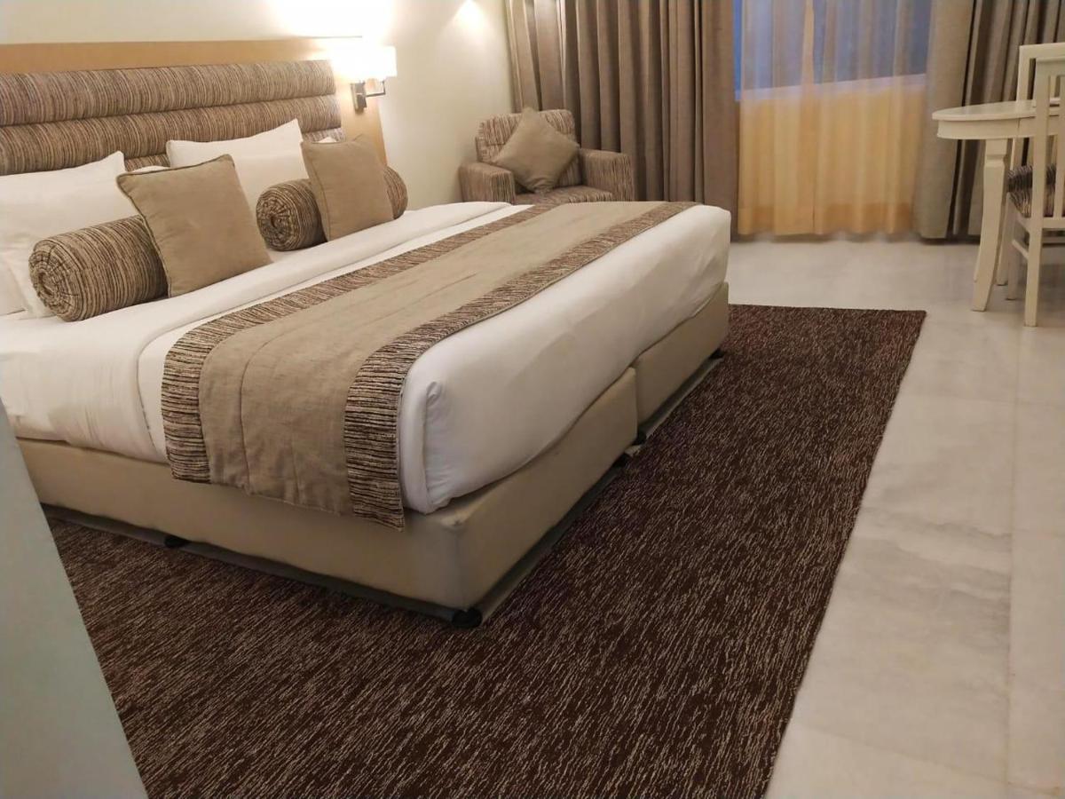Best Western Resort Country Club Gurgaon Bagian luar foto