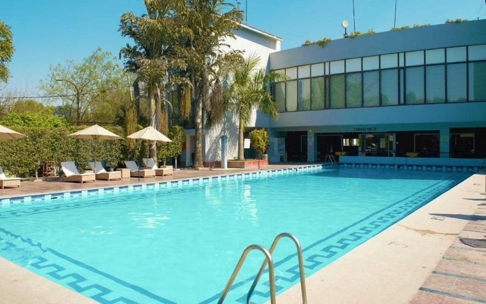 Best Western Resort Country Club Gurgaon Bagian luar foto