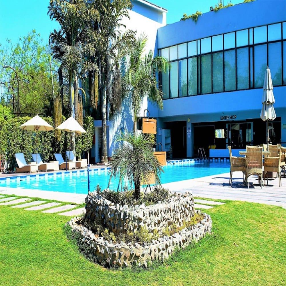 Best Western Resort Country Club Gurgaon Bagian luar foto