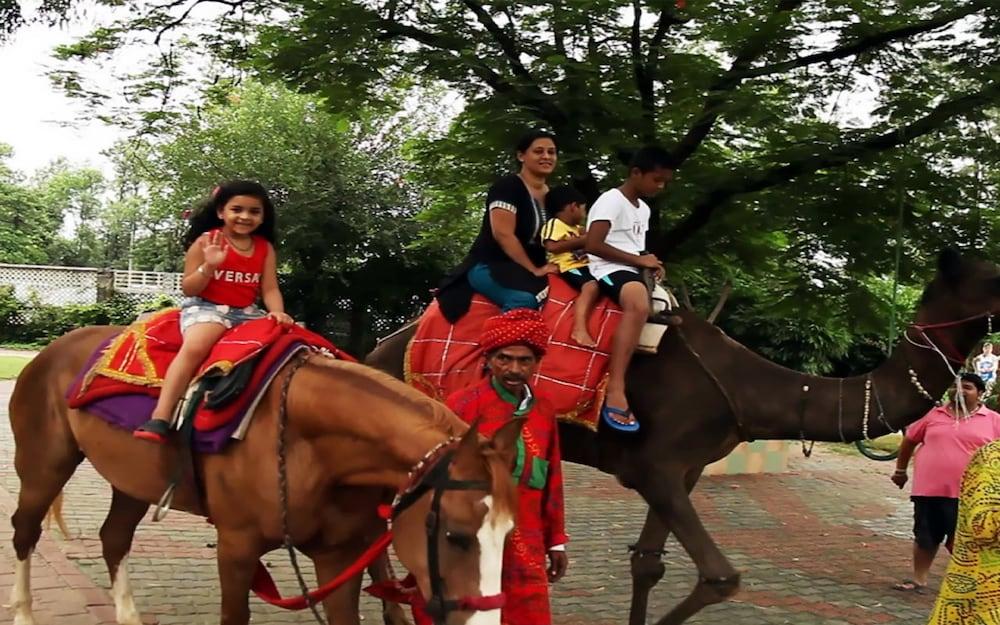 Best Western Resort Country Club Gurgaon Bagian luar foto