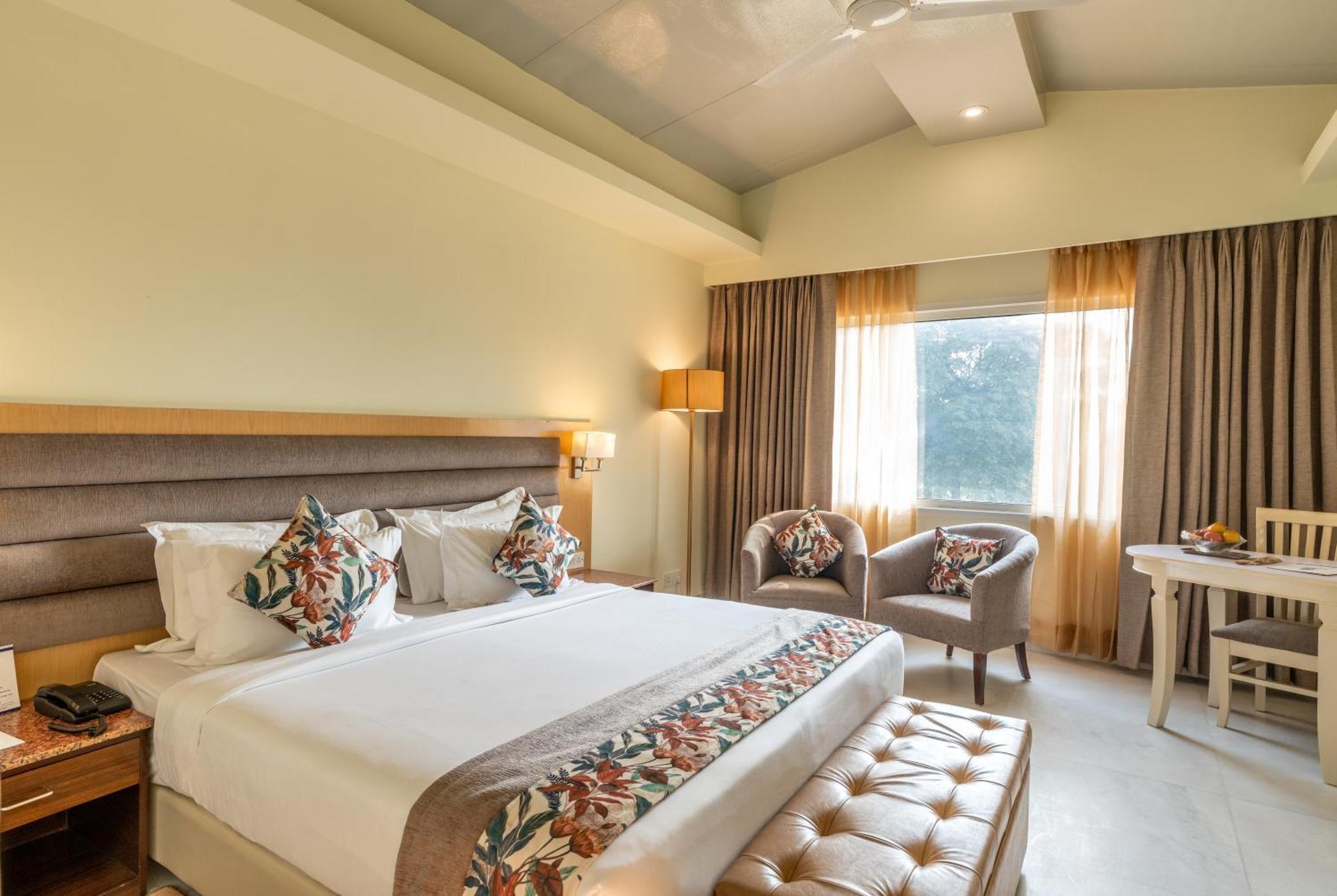 Best Western Resort Country Club Gurgaon Bagian luar foto