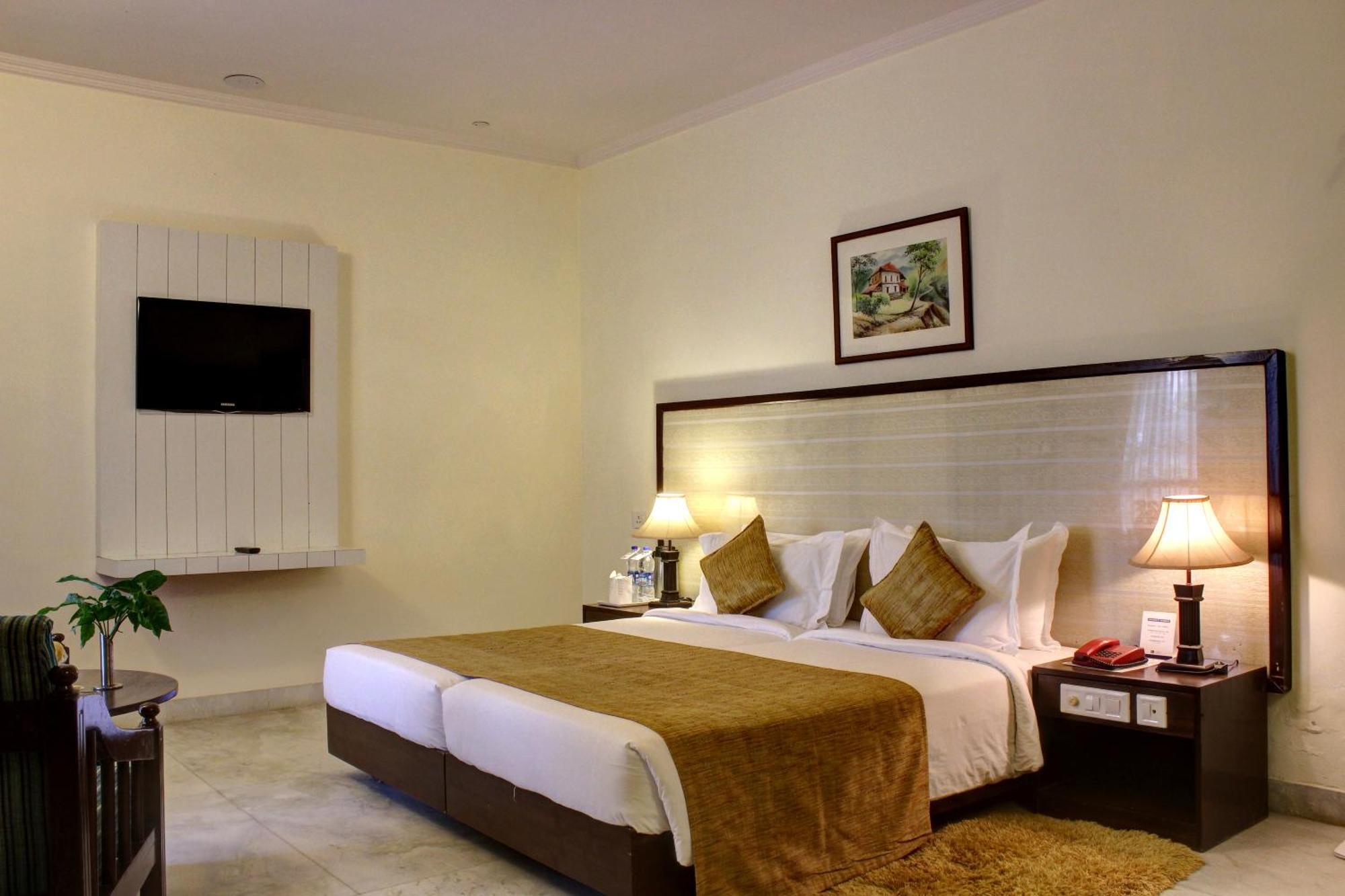 Best Western Resort Country Club Gurgaon Bagian luar foto
