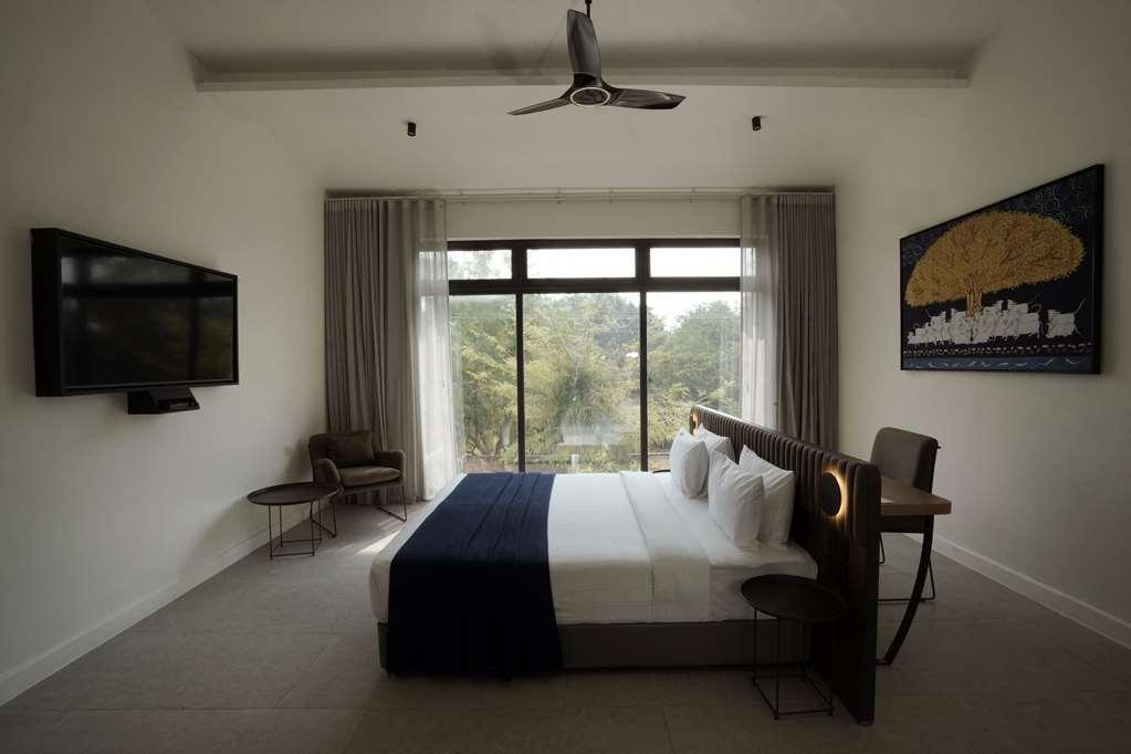 Best Western Resort Country Club Gurgaon Ruang foto