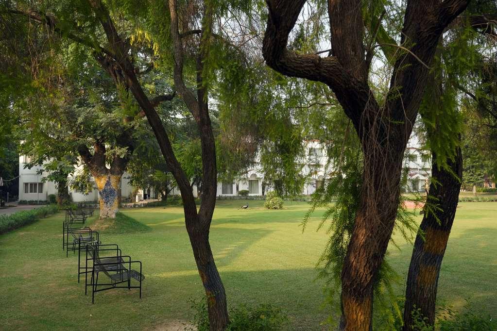 Best Western Resort Country Club Gurgaon Bagian luar foto