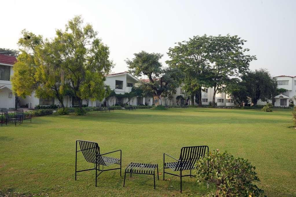 Best Western Resort Country Club Gurgaon Bagian luar foto