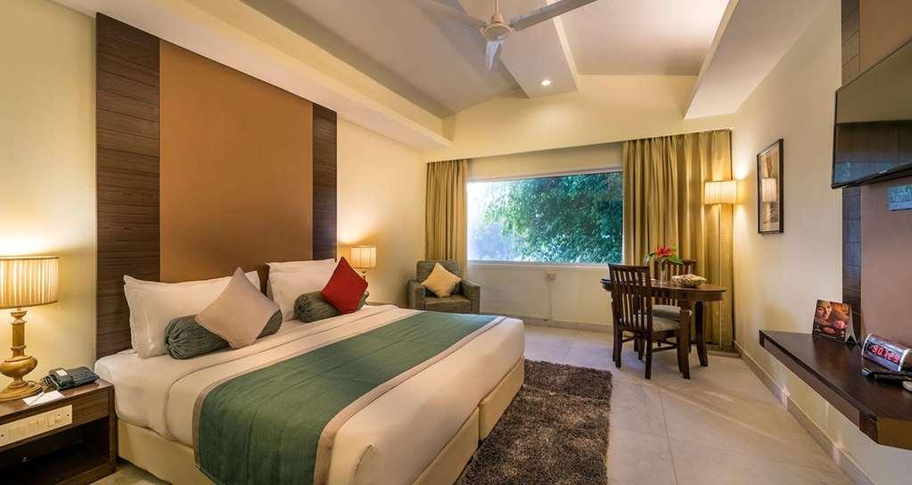Best Western Resort Country Club Gurgaon Ruang foto