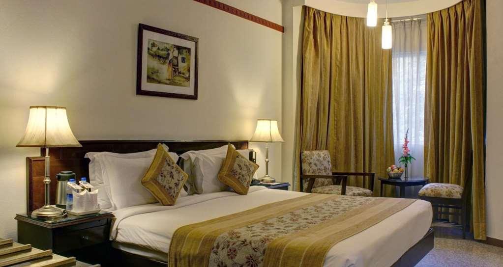 Best Western Resort Country Club Gurgaon Ruang foto